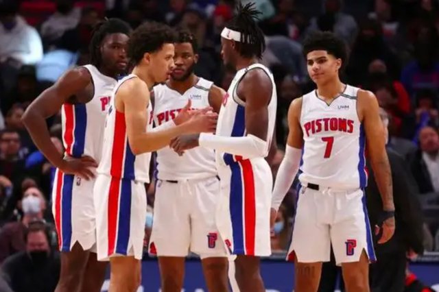 乔-科尔：迪亚斯的铲球完全没必要，阿什拉夫可能伤缺至圣诞（乔-科尔：迪亚斯这次铲球毫无必要，阿什拉夫或将伤停至圣诞节）