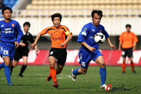 足球曼联新援首秀即破门，球迷高呼：值了！（曼联新援处子秀就进球，球迷直呼：值回票价！）