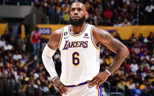 球迷看得手心冒汗（心跳时刻，球迷直捏一把汗）