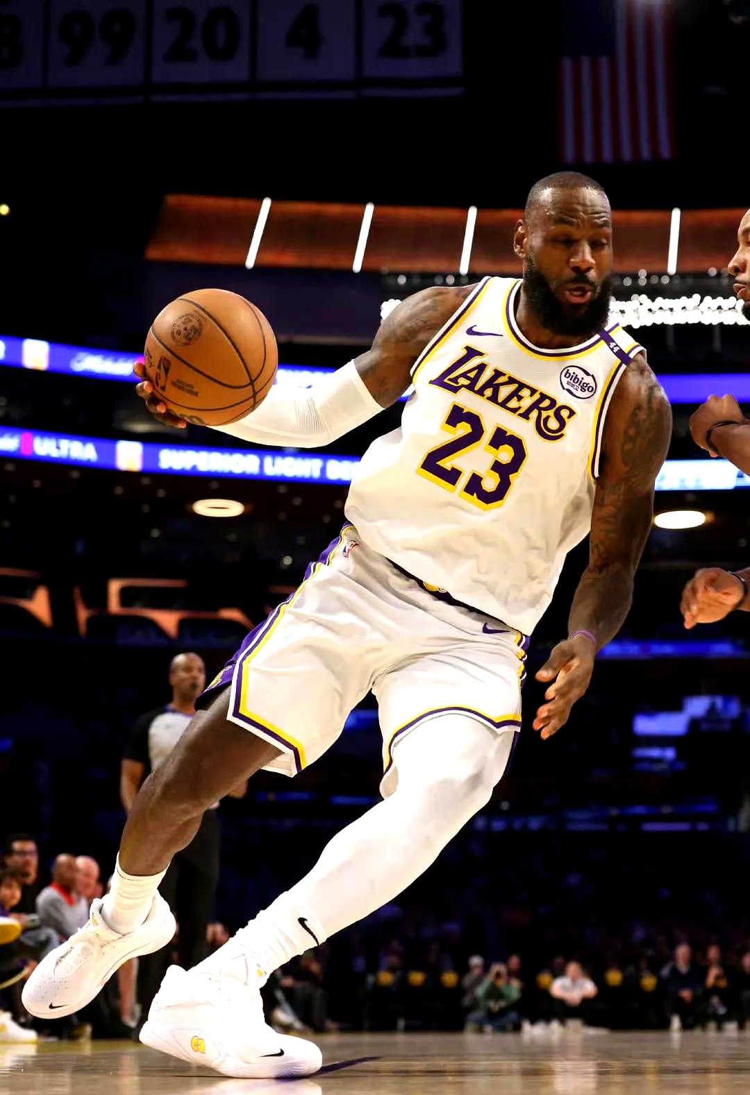 欧冠积分榜分析：各队晋级形势紧张,（欧冠积分榜解读：出线竞争白热化）