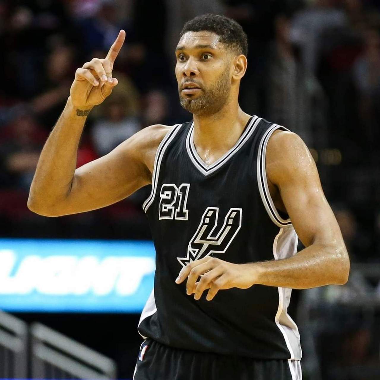 梅西终于发布澄清解释视频，毫无诚意再次惹怒球迷（梅西发布澄清视频，被质疑诚意不足再度激怒球迷）