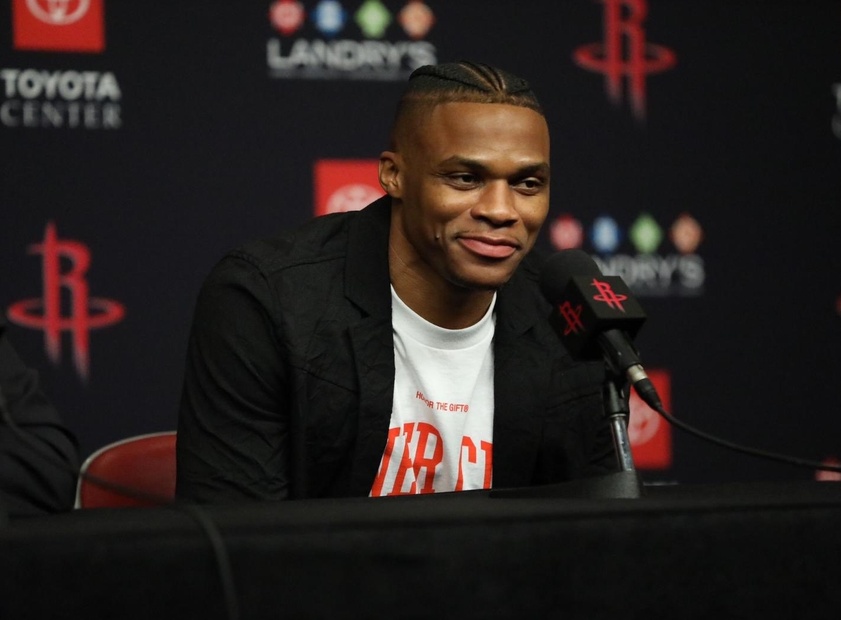 传记作者：莱万年少时常因身材自卑；他与渣叔的关系起初不好（传记作者称：莱万少年因身材自卑，与渣叔起初关系不佳）