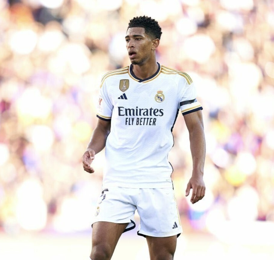 球队在最关键时刻站了出来（关键时刻，球队挺身而出）