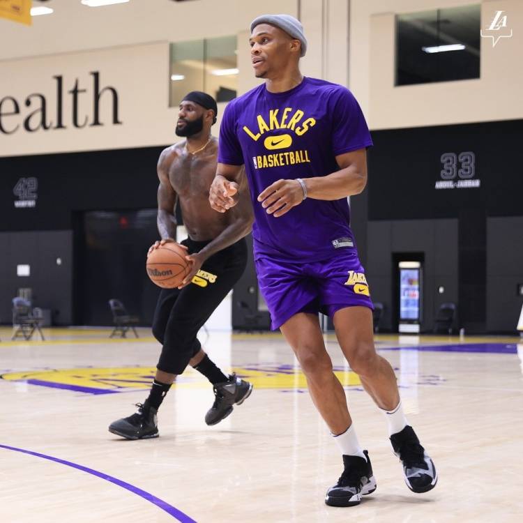 巴萨今夏卖卡萨多免签托马斯引热议（巴萨今夏或售卡萨多并免签托马斯引发争议）