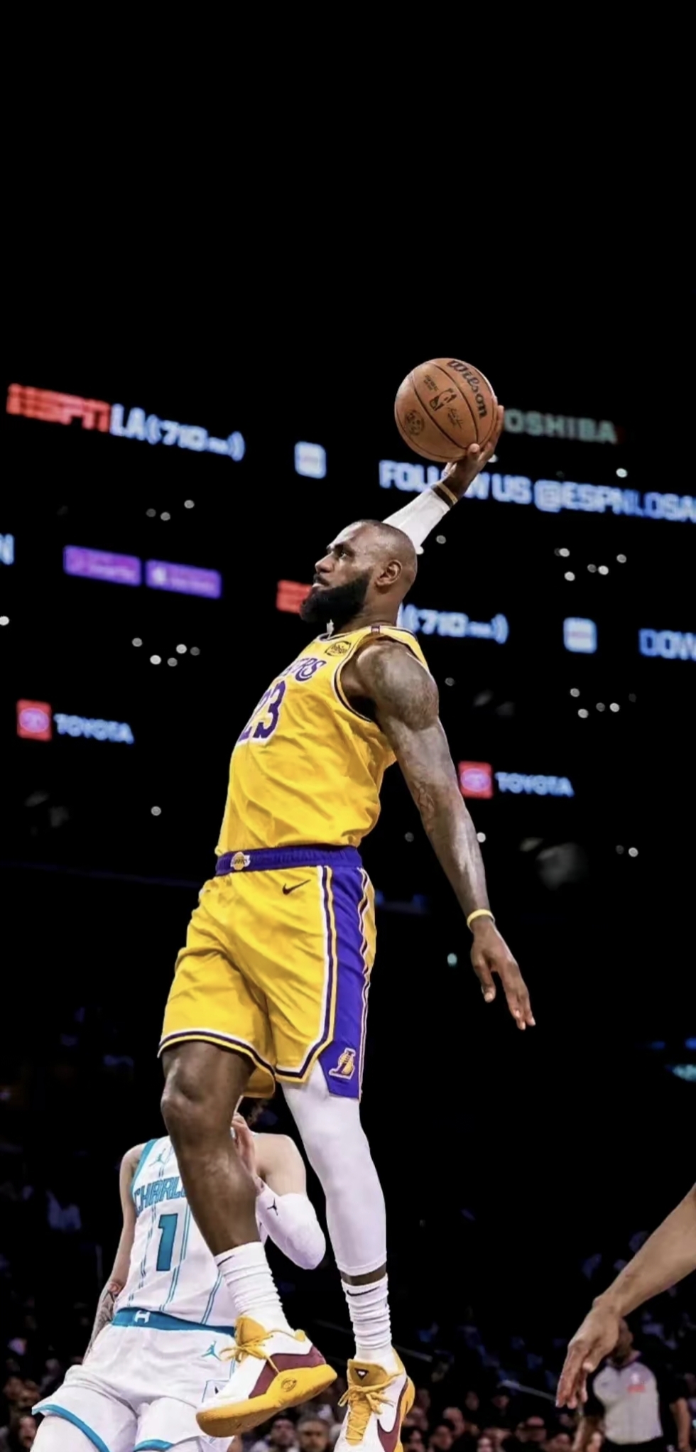 拉菲尼亚否认转会沙特传闻，斥媒体报道不实（拉菲尼亚辟谣赴沙特传闻，称相关报道失实）