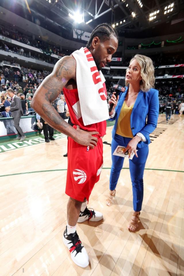 被球迷询问是否会考虑加盟阿森纳，库尼亚大笑回应（被问是否加盟阿森纳，库尼亚笑着回应）