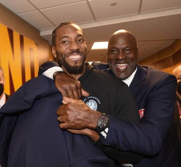 皇马16岁天才首获一线队征召！后防告急 卡斯蒂利亚新星临危受命（皇马后防告急！16岁天才首次入选一线队，卡斯蒂利亚新星火线救场）