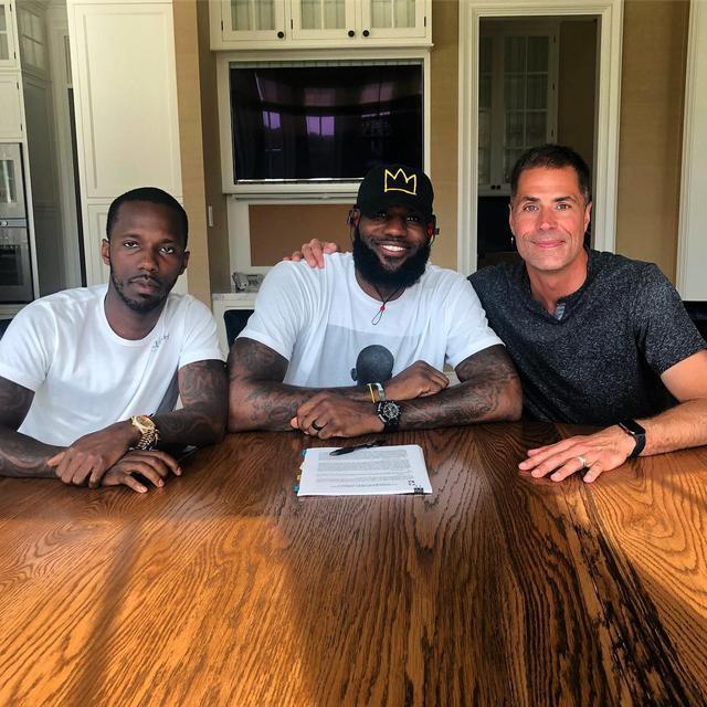 媒体人谈小杨被打脸但没吹：原以为世上只有CBA裁判才能吹出种球（媒体人：小杨被打脸却无哨，原以为只有CBA裁判会这么判）